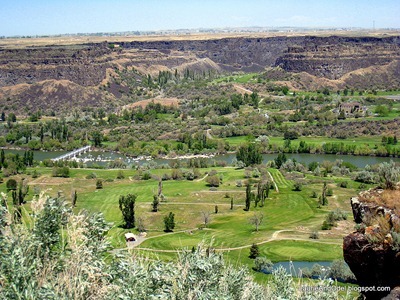 Golf courses on both sides of Snake River Canyon