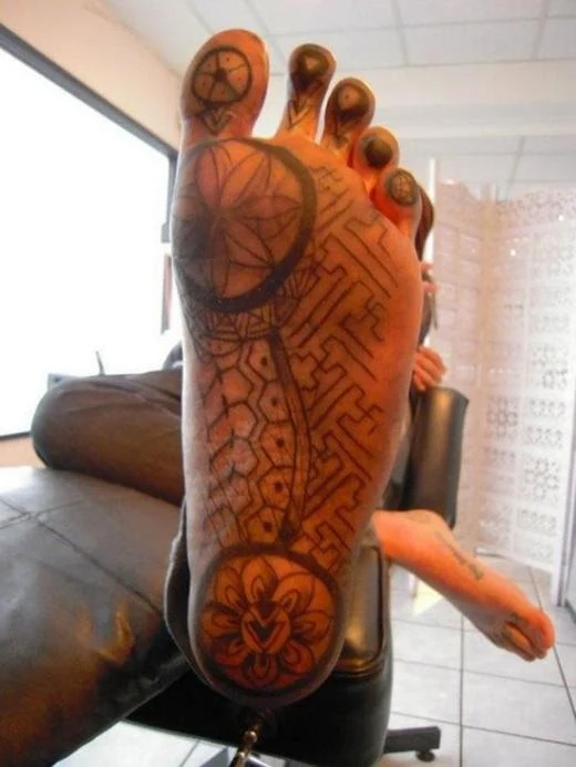 Vemos tatuajes en los pies