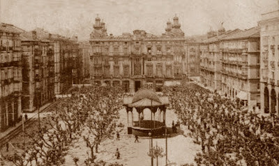 Postal antigua de la Plaza de la Libertad y el Palacio Pombo