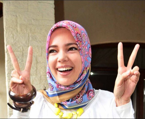 Gaya Hijab Ala Dewi Sandra Yang Banyak Ditiru Para Hijabers