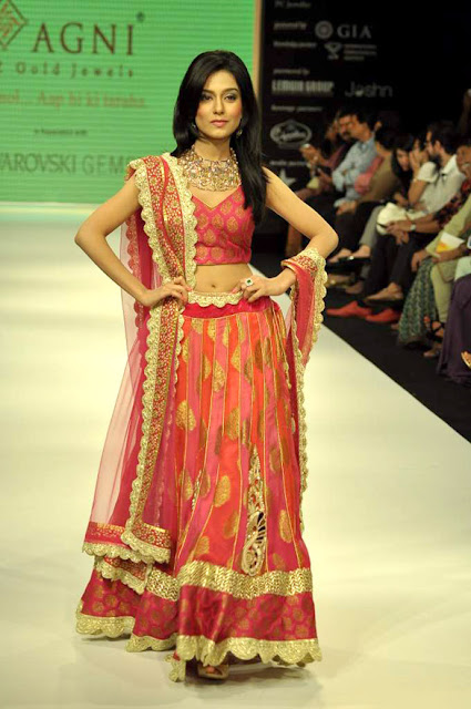 Amrita Rao walks the ramp for Agni Gold at IIJW-2012