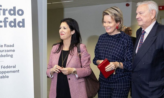 Queen Mathilde wore an oversized blouse and printed crepe pants by Carolina Herrera