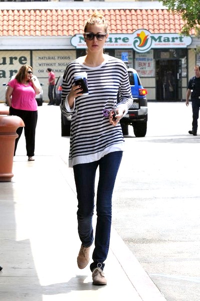 Whitney Port getting her nails done wearing nude oxfords tiger print tee 