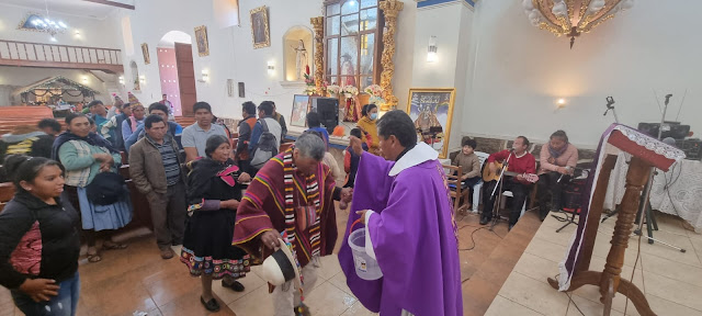 Am Samstag, den 4. MÄRZ 2023 war meine Amtseinführung als Pfarrer von San Pedro de Macha – Bombori Bolivien. Mons. Renán Aguilera A. Bischof der Diözese Potosí. begleitet von P. Carlos Gonzales, Vikar der Nordzone, P. Marco Abascal V. Generalvikar, Mons. Pascual Limachi, Bischof der Prälatur Chor-Chorus, P. Emilio Quispe V., Pfarrer des Göttlichen Meisters, P. P. Yesid Suyo, Pfarrer von Porco begleiteten mich zur offiziellen Amtseinführung. Es war eine schöne Feier zu dem viele meiner Schäfchen aus den verschiedenen Gemeinden gekommen sind. Ich bedanke mich bei allen welche diese schöne Feier ermöglicht haben. Teil 02