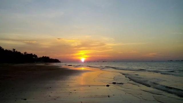 foto sunset di pantai slopeng