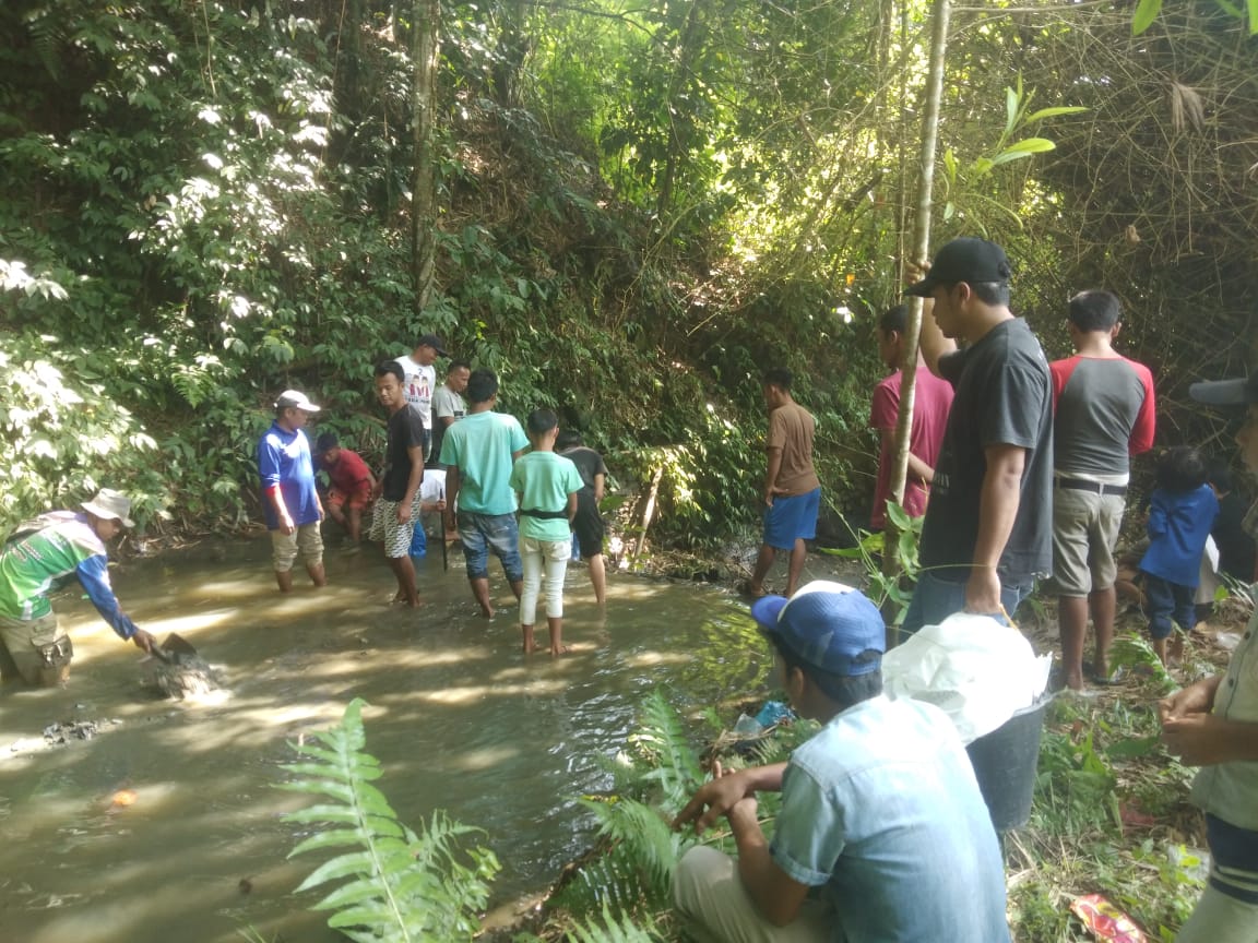 Warga Jorong Pangkua Kaciak  Bongkar Ikan Larangan di Sepanjang Bandar Koto Tuo