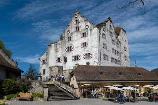 Das Schloss Wildegg mit dem Schlossbistro im Vordergrund.