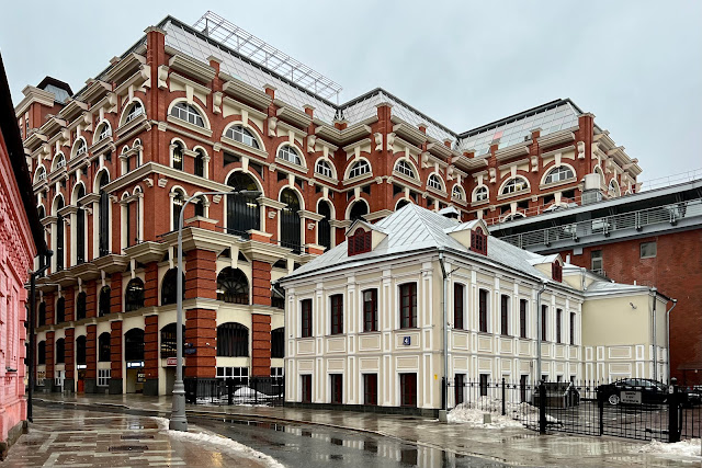 1-й Голутвинский переулок, бизнес-центр «Голутвинский двор» (построен в 2001 году), бывшие палаты (построены в XVII веке)