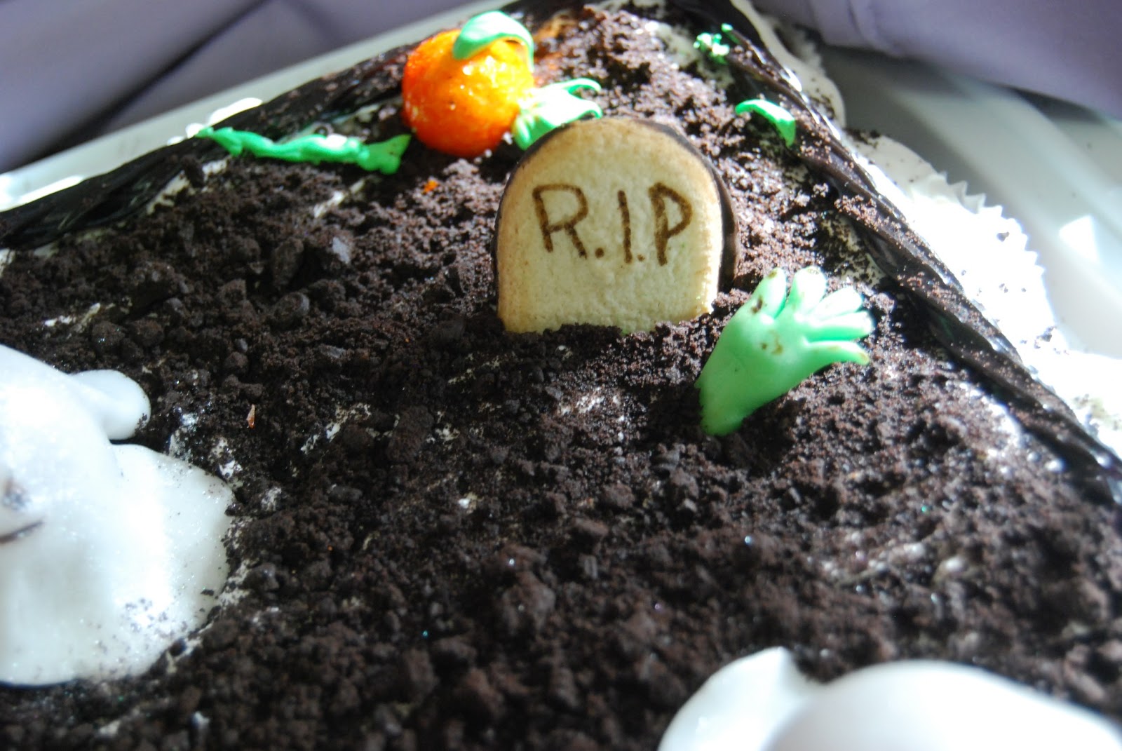 halloween graveyard cupcakes The dirt fir the graveyard is made from Oreo cookie crumbs. Rather 