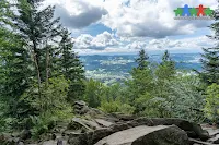 Luboń Wielki to najwybitniejszy oraz jeden z najpopularniejszych szczytów górskich Beskidu Wyspowego.