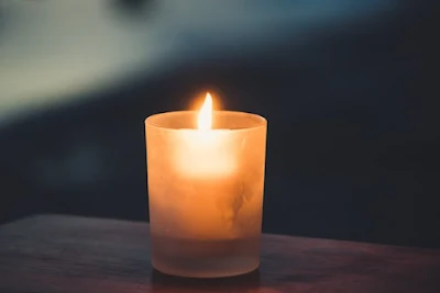 O lumânare aprinsă pe o masă - foto de Paolo Nicolello - unsplash.com O lumânare aprinsă pe o masă - foto de Paolo Nicolello - unsplash.com