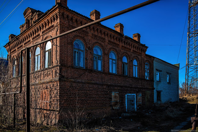 Угол старого кирпичного дома