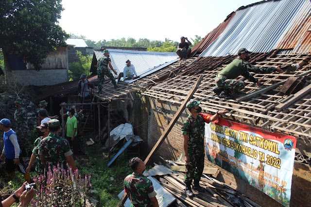 Anggota Kodim 0726/Sukoharjo dan warga bantu perbaiki atap rumah bapak Surono di desa Kedungwinong.