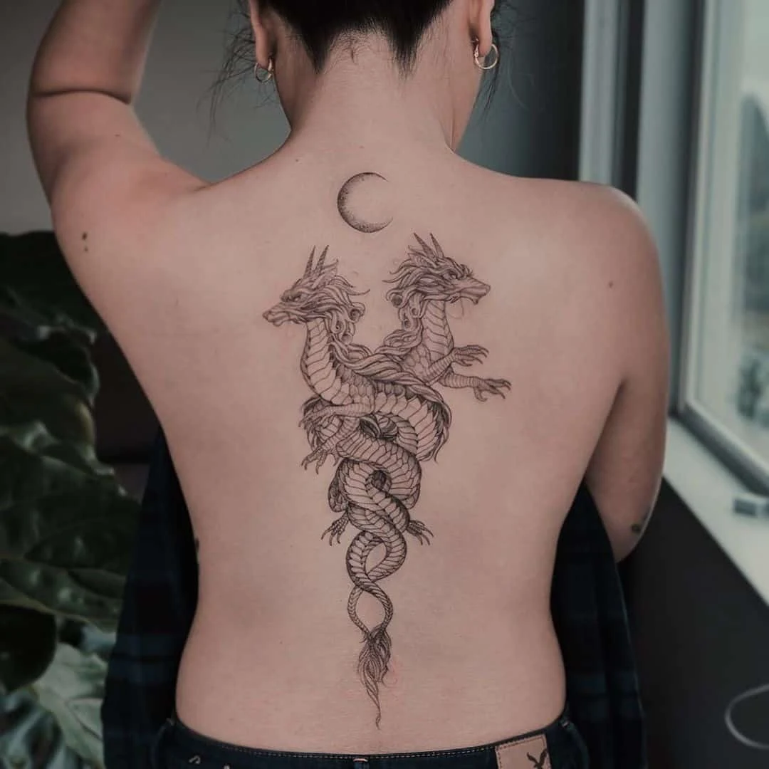 Vemos un tatuaje de línea fina elegante