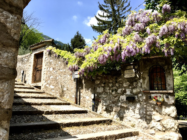 Začátek pěší stazky k Santuario Madonna della Corona