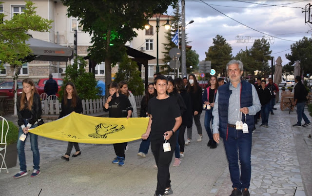 Χιλιάδες πολίτες άναψαν τη Φλόγα της Μνήμης των θυμάτων της Γενοκτονίας του Ποντιακού Ελληνισμού