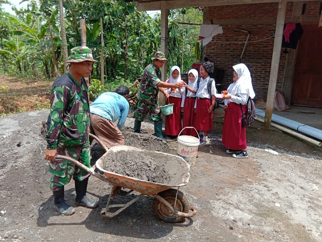 Pelajar SDN 2 Celep Antar Minuman ke Satgas TMMD Reguler  Ke-104 TA 2019