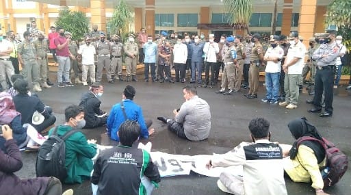 Puluhan Mahasiswa Menggelar Aksi Demo Meminta Kejelasan dari Tiga Tuntutan Mereka