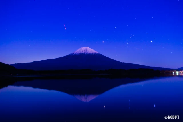 ブルーアワーのオリオン座と富士山～田貫湖