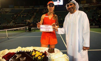 Image of Elena Dementieva celebrating her 500th WTA tour victory