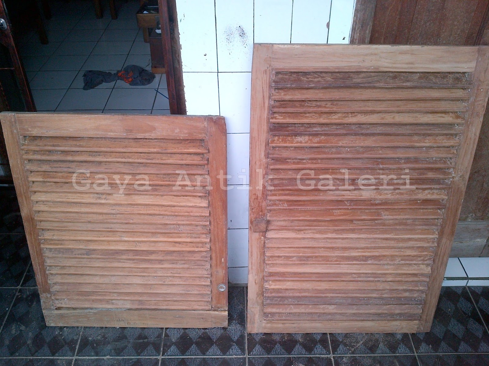 Gaya Antik galeri Gaya Antique Gallery Sepasang Jendela  