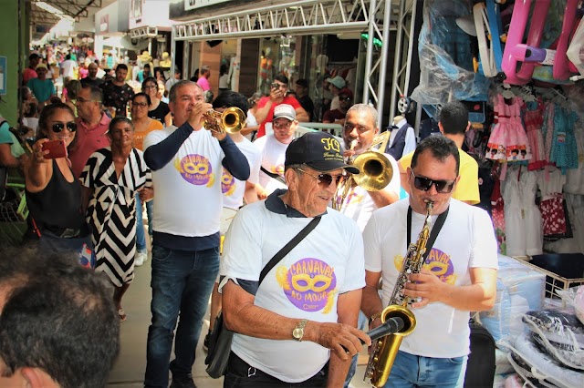 Orquestra Girassol traz o clima de carnaval e anima clientes e condôminos no Moda Center