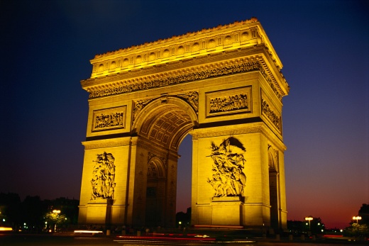 Arc de Triomphe à Paris illuminé la nuit