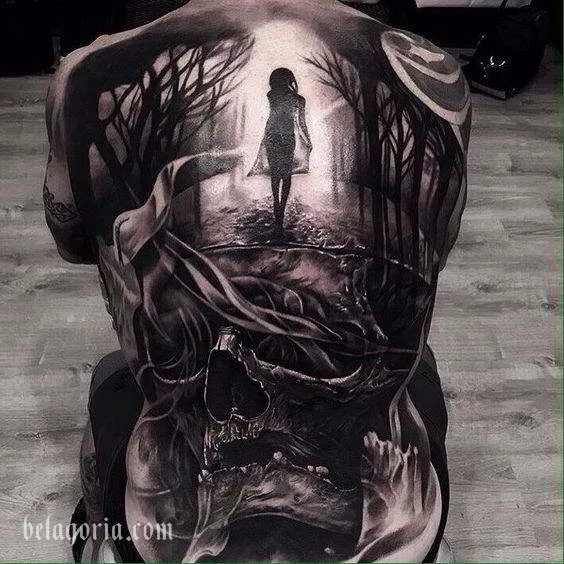 Espectacular tatuaje a espalda entera