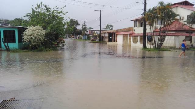 Chuva de apenas 20 minutos causa grande alagamento no Centro da cidade, ontem segunda-feira 28/05