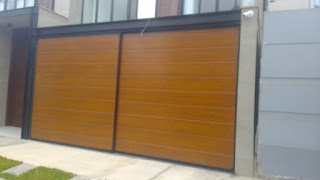 Fabricación de puertas corredizas de garaje con paneles de acero galvanizado - Prima Innova