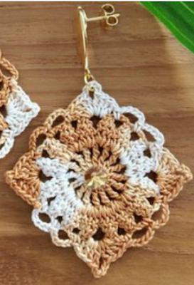O crochê é bem conhecido pela sua versatilidade. Com ele é possível criar peças de todos tamanhos e para várias finalidades, inclusive para acessórios como bolsas, pulseiras, colares e também brincos.