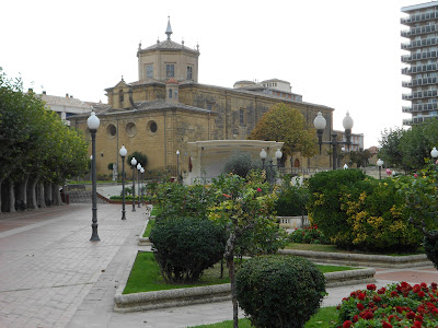 Basílica de Nuestra Señora de la Vega y jardines