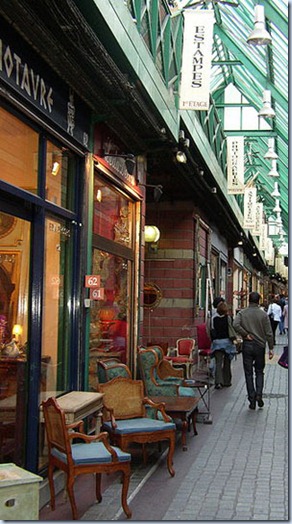 Marche Biron, Flea market Porte de Clignancourt, Saint-Ouen.  Photo Shadowgate from Novara, ITALY © Creative Commons Attribution 2.0 