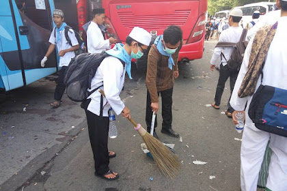 √ Foto-Foto Era Demo Bersihkan Sampah, Di Puji Netizen