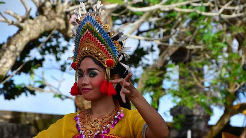 Keren Bali  Menerapkan Hari  Busana Adat  Setiap  Kamis 