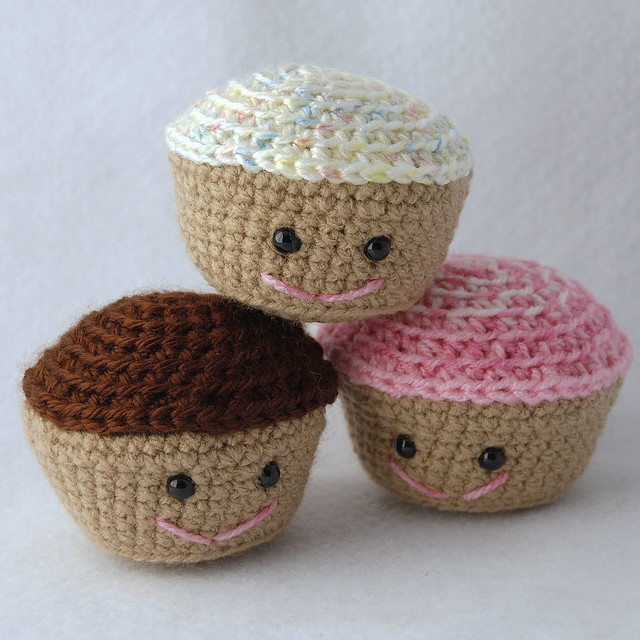 Download 2000 Free Amigurumi Patterns: Cupcakes