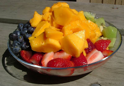 Breakfast oatmeal with mango and more