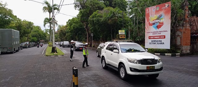Polsek Denpasar Timur Pengamanan Upacara HUT TNI ke-77, Pastikan Keamanan Arus Lalin