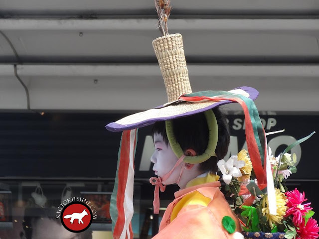 Enfant en habit traditionnel au Gion matsuri de Kyoto