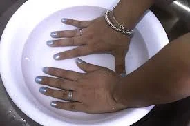How to use Nail Polish Soak Your Wet Nails in Ice नेल पोलिश इस्तेमाल का तरीका  - 10: अपने गीले नाखूनों को बर्फ में भिगोएँ