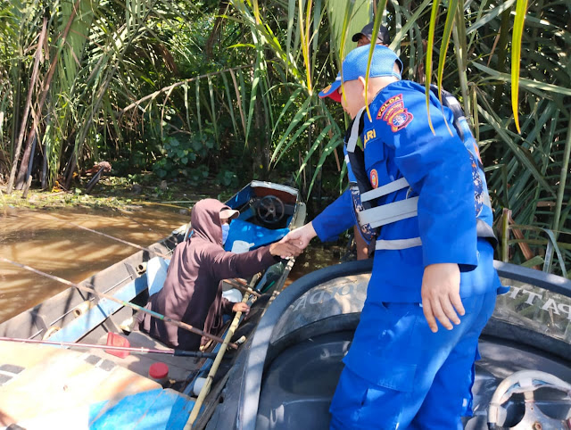 Personel Ditpolairud Sampaikan Imbauan Keselamatan Kepada Nelayan Batanjung