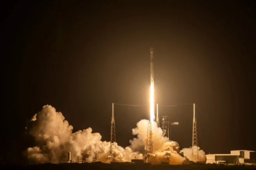 O foguete SpaceX Falcon 9, transportando 21 satélites de internet Starlink, é lançado de Cabo Canaveral, Flórida, em 28 de agosto de 2024 | SpaceX via AP