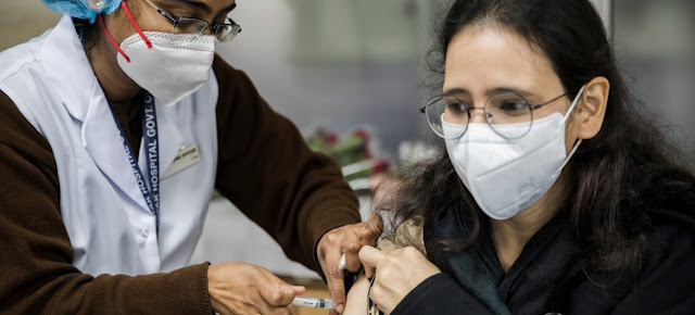 Los trabajadores de salud empiezan a recibir la vacuna contra el COVID-19 en India.UNICEF India/Kuldeep Rohilla