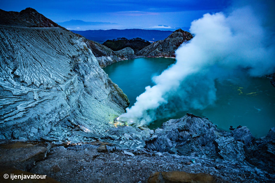 Smoke of Mount Ijen Crater - @Ijen Java Tour@Ijen Java Tour