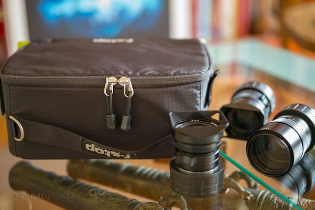 Fourre-tout du photographe  f-Stop - F-Stop photographic tote; Some Leica lenses.