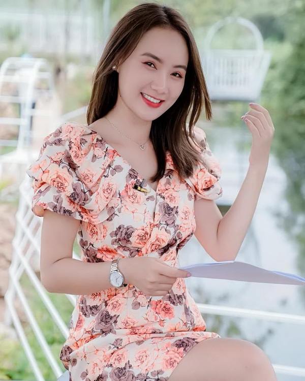 Thiếu nữ ngồi áo đầm hoa