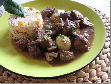 Boeuf Bourguignon cu orez