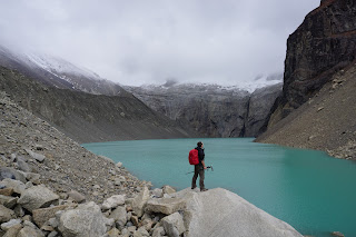 Torres del Paine : Le voyageur devant la lagune