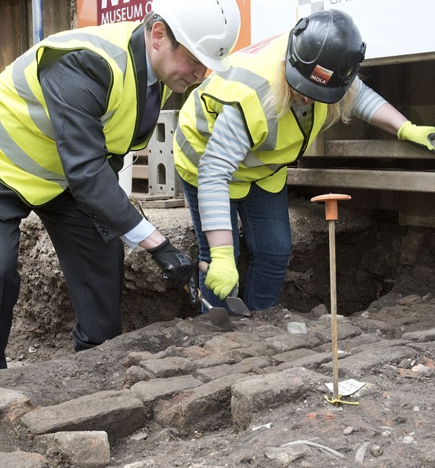 Archaeologists begin exploration of Shakespeare's Curtain Theatre