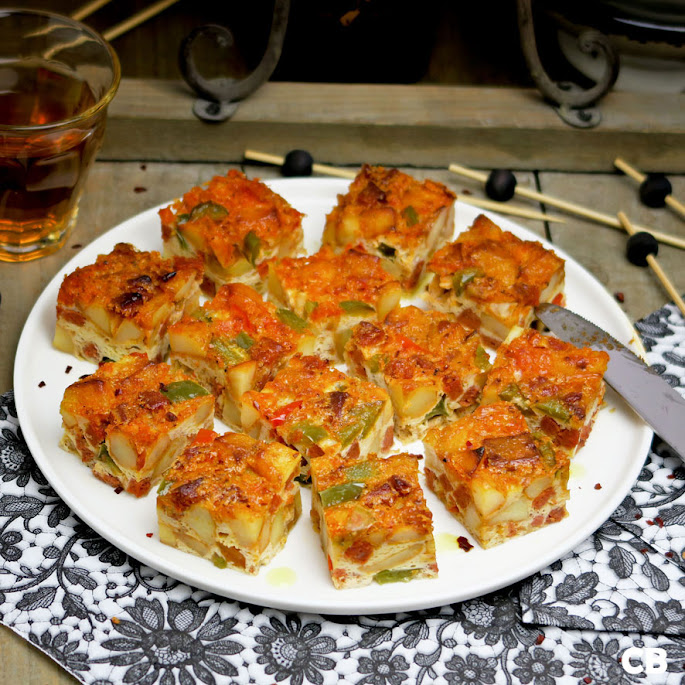 Spaanse tortilla de patatas met chorizo en twee kleuren paprika